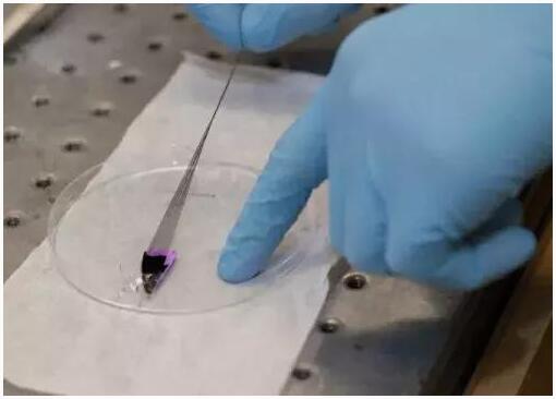 圖：碳纖維可以纏繞成堅(jiān)固的導(dǎo)電線。像蜘蛛絲一樣，它有彈性和強(qiáng)壯。